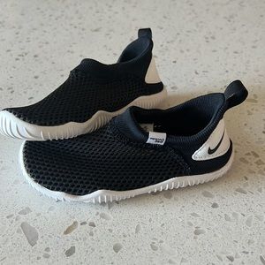Nike Aqua Sock 360 (size 8c)